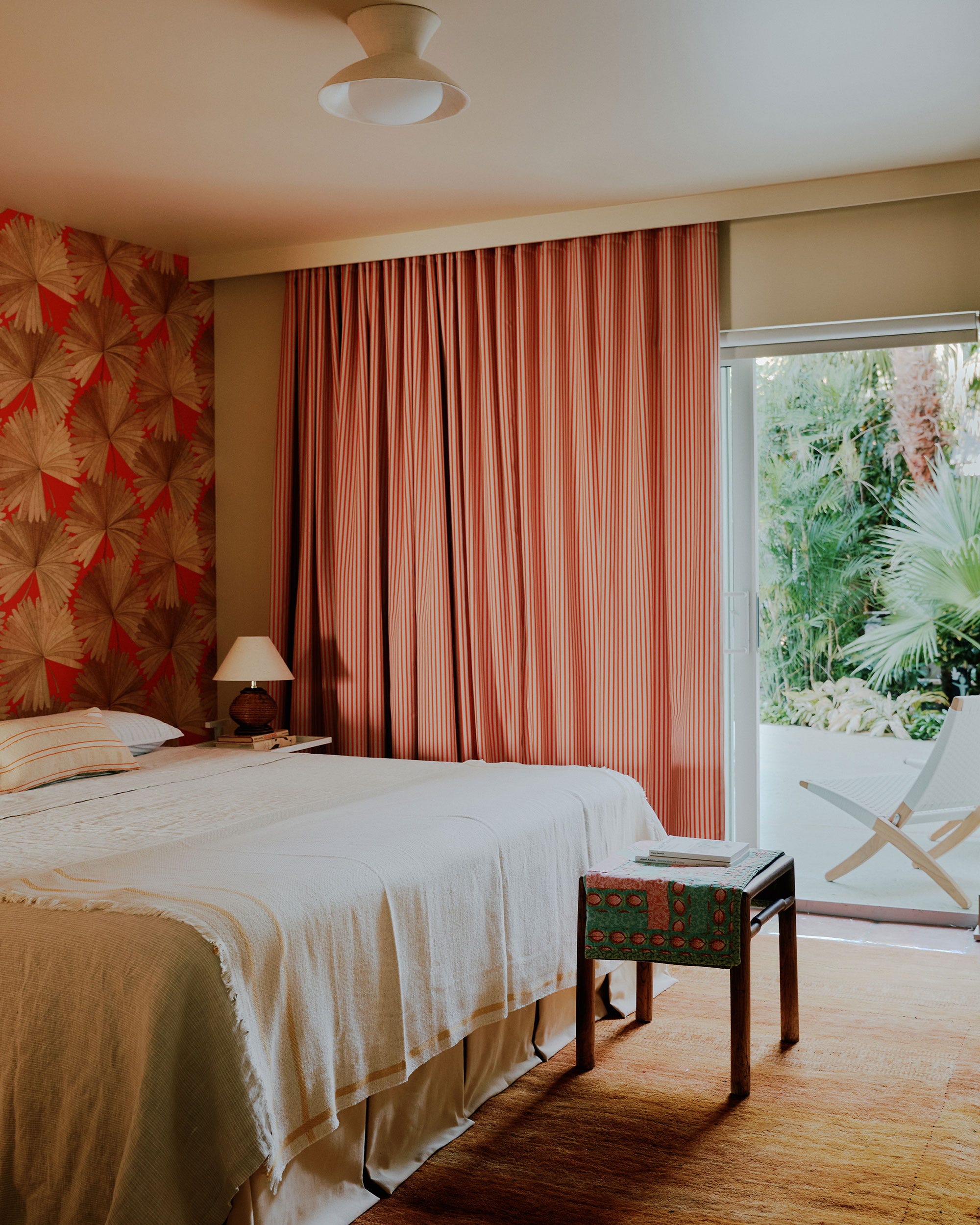 ý tưởng phòng ngủ với giấy dán tường họa tiết độc đáo và rèm cửa sọc tinh tế