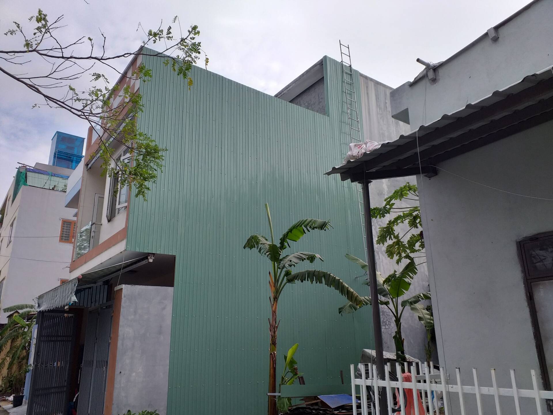 ốp tôn lá chống thấm