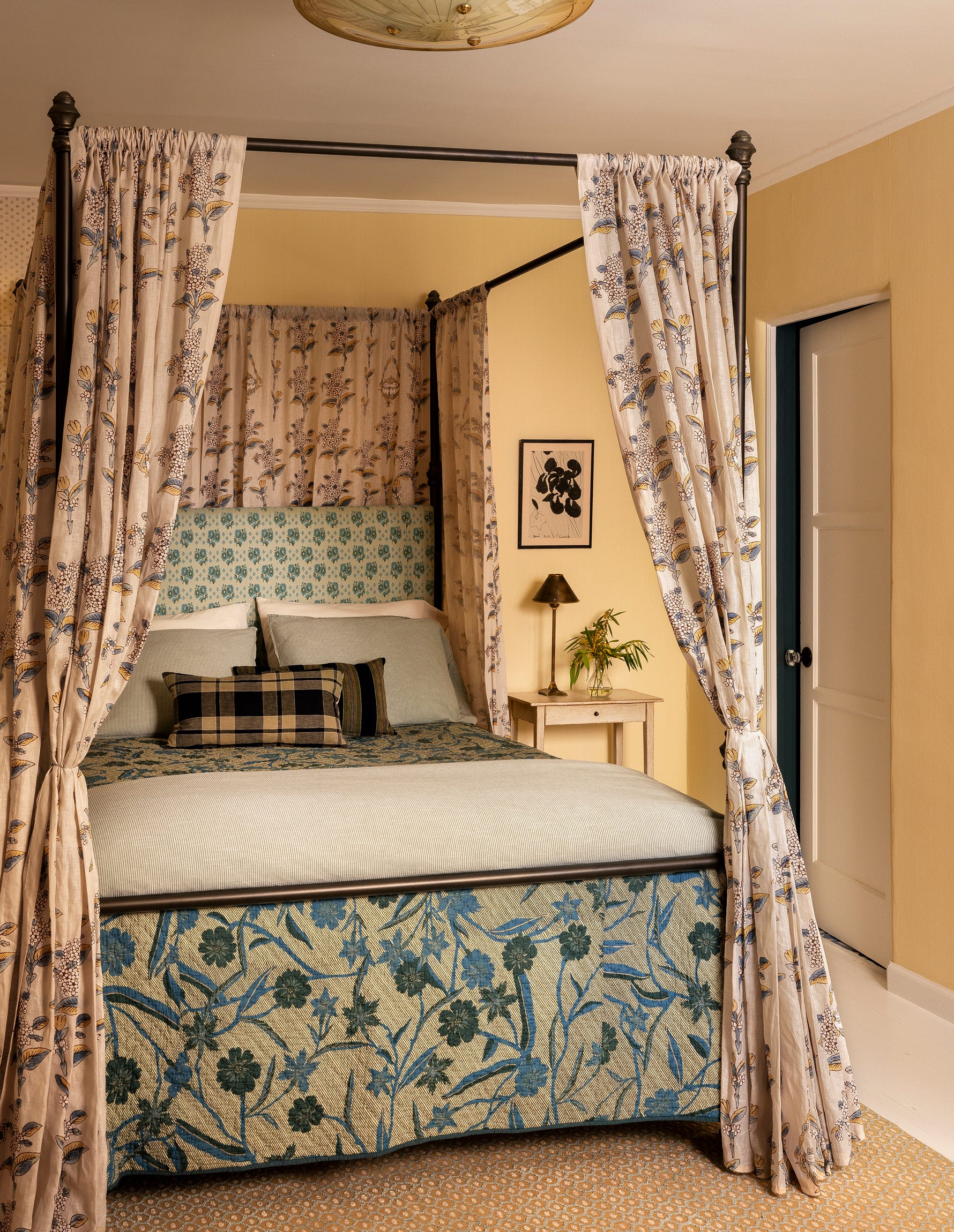 Phòng ngủ với màu phòng ngủ vàng bơ tạo cảm giác ấm áp và hiện đại