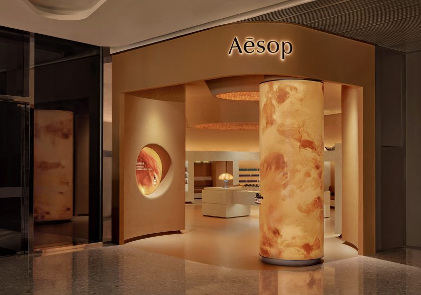 Cửa hàng đẹp với cột bọc sinh học ở phía trước