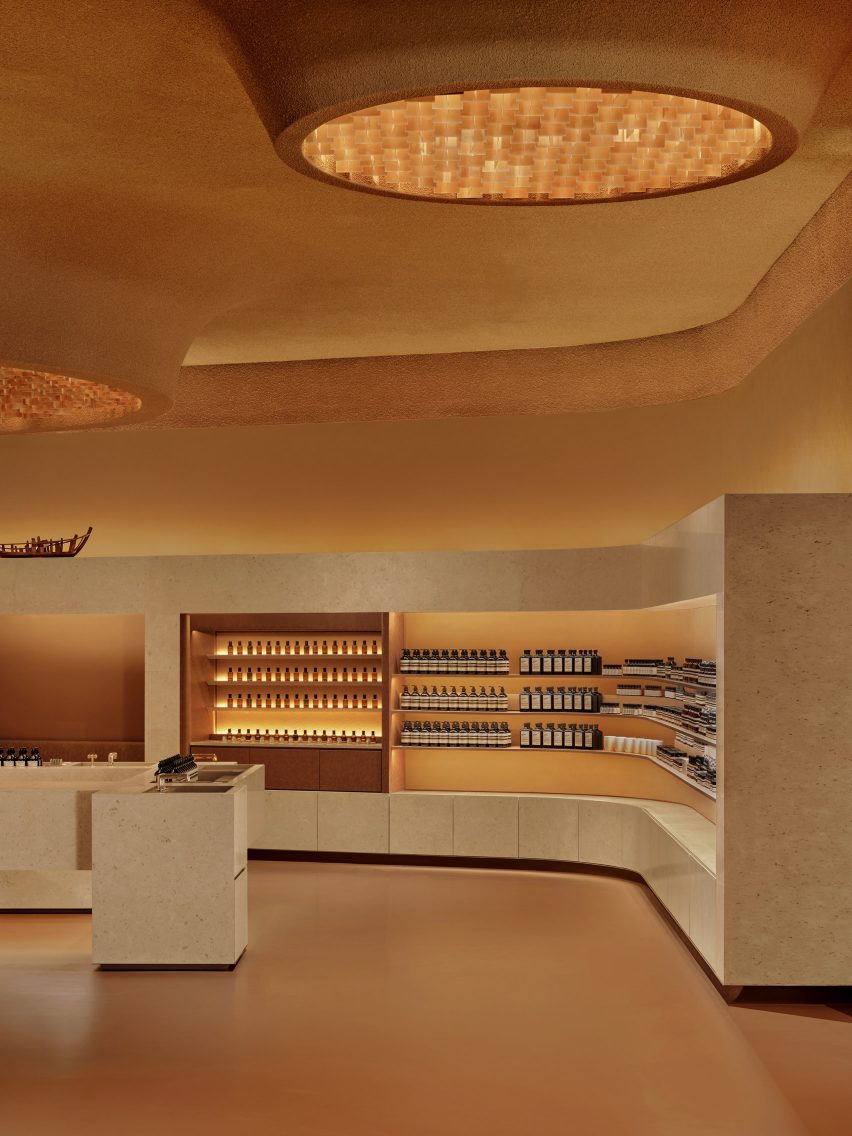 Cửa hàng đẹp với ánh sáng hổ phách ấm áp chiếu sáng kệ sau