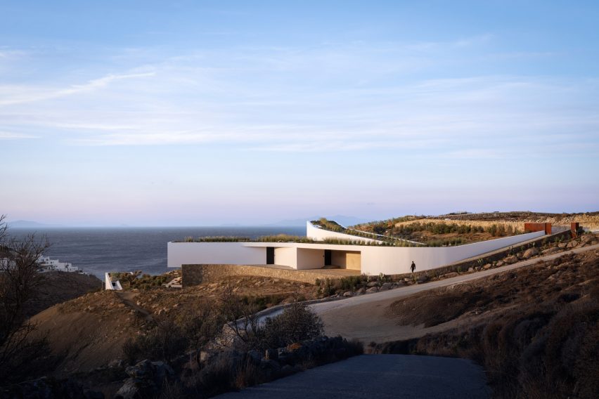 Biệt thự trên đồi với thiết kế hiện đại, nằm giữa khung cảnh thiên nhiên yên bình.