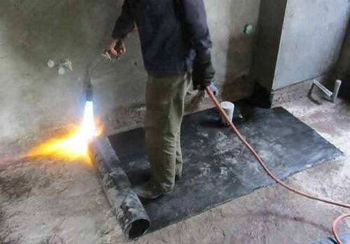 Hình ảnh thi công chống thấm nhà vệ sinh bằng màng khò nóng