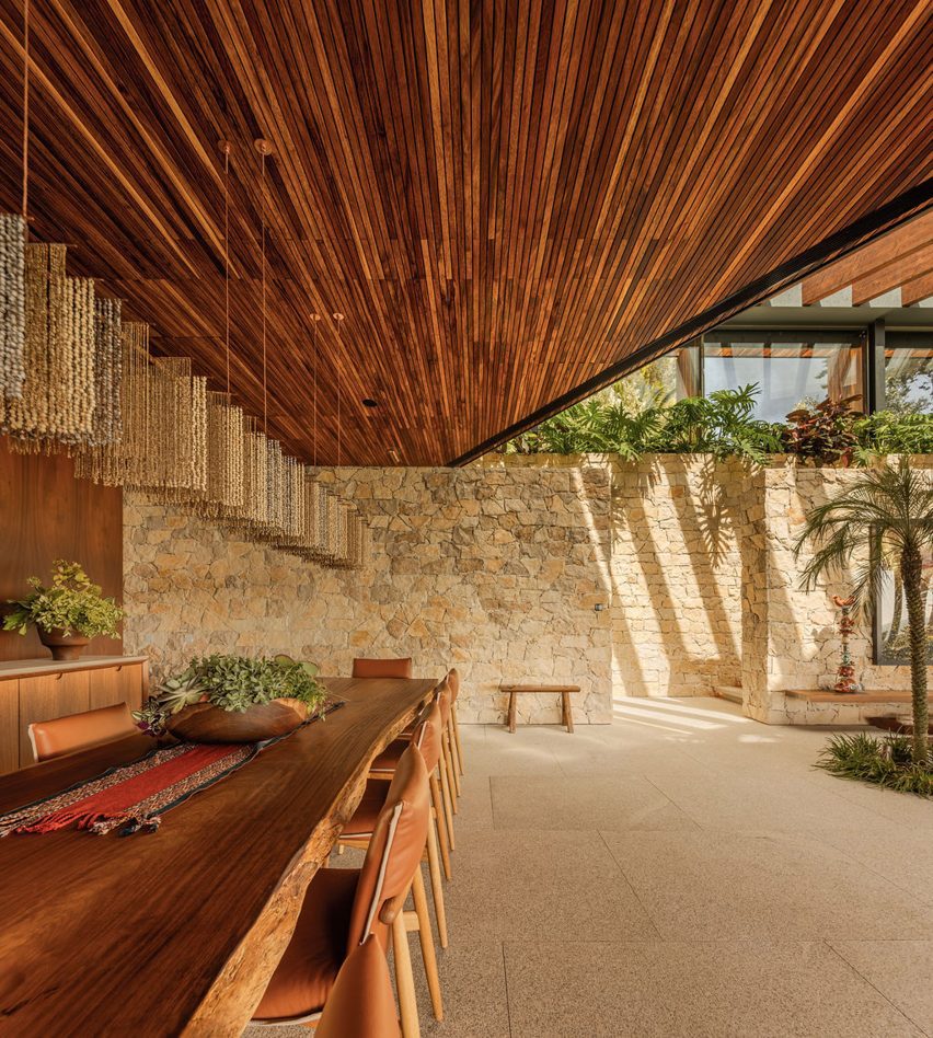 Mẫu biệt thự đẹp với thiết kế trần nhà gỗ sang trọng