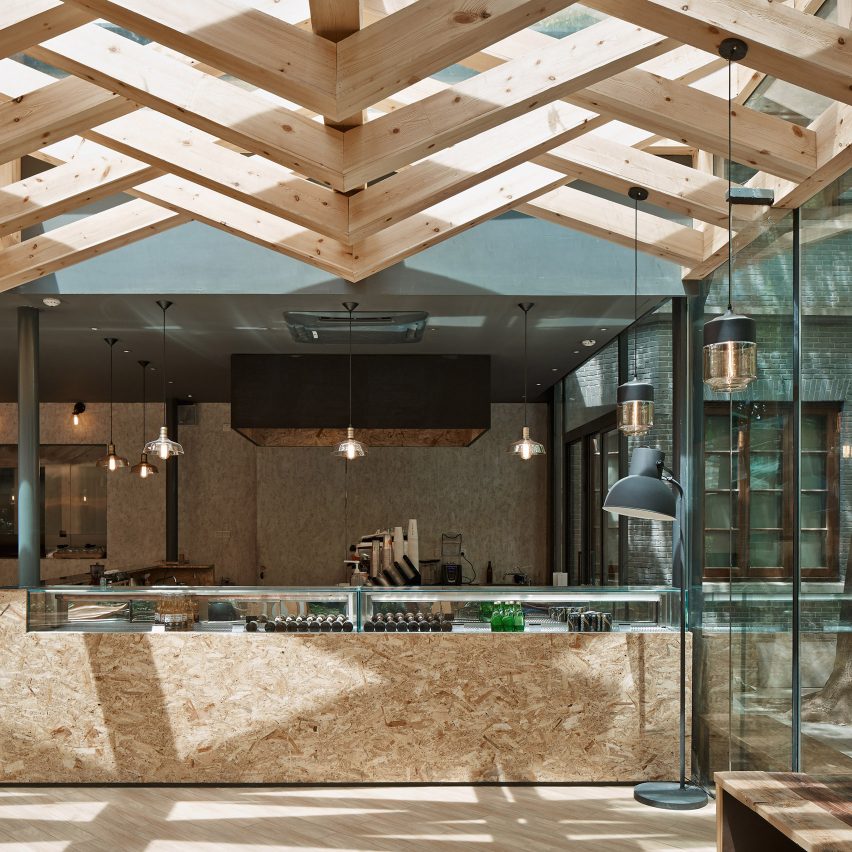 Quán cafe đẹp với trần nhà bằng gỗ tạo cảm giác ấm áp