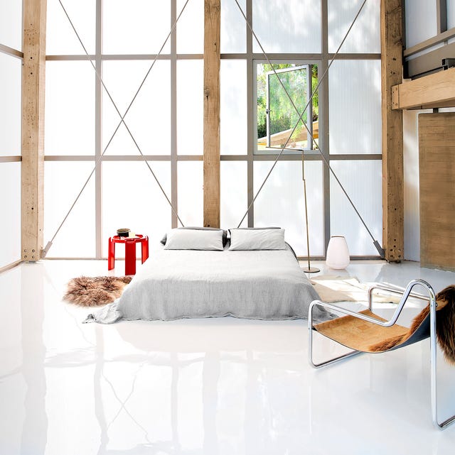 Phòng ngủ tối giản với giường thấp và chăn ga linen nhẹ nhàng