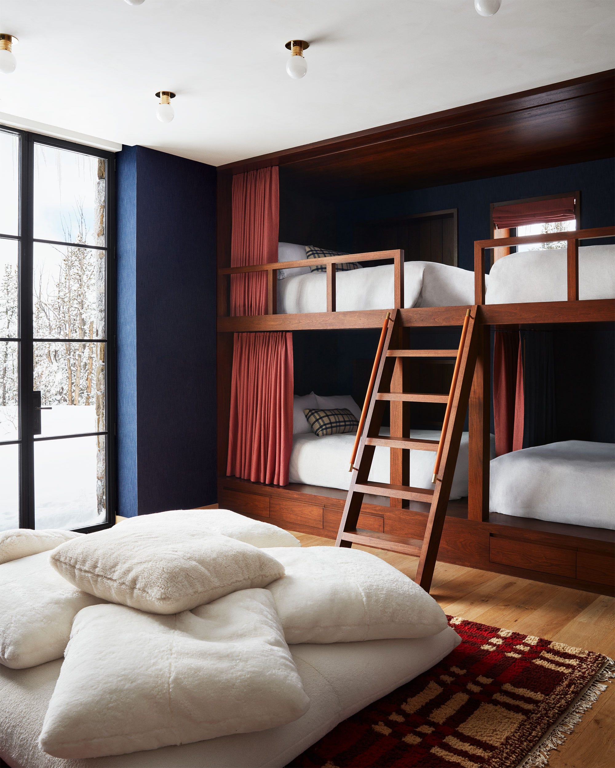 Trang trí phòng ngủ trẻ em với giường tầng màu xanh và tường họa tiết denim tạo không gian ấm cúng