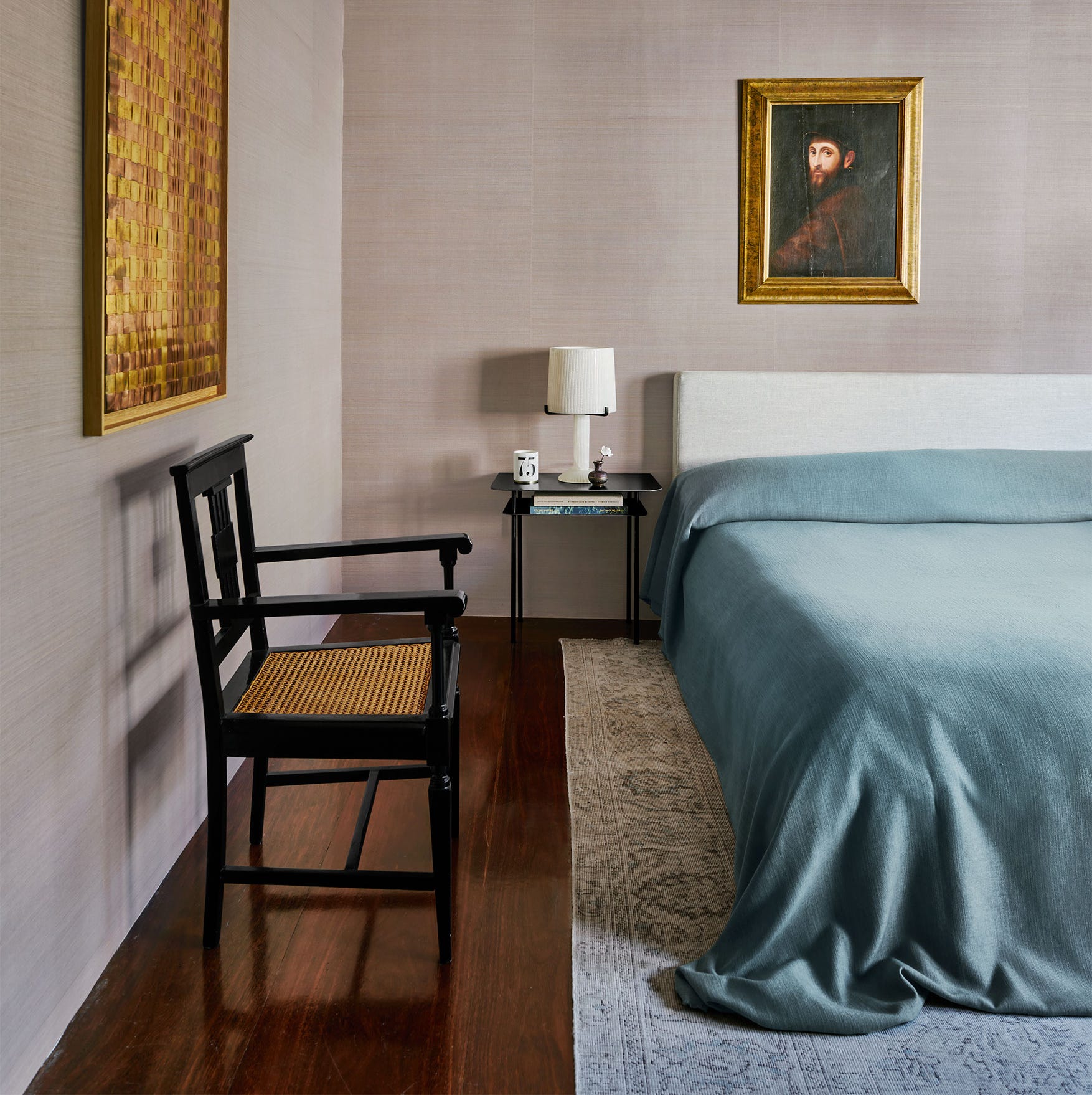 Trang trí phòng ngủ nhỏ với cách đặt thảm hợp lý tạo cảm giác rộng rãi hơn