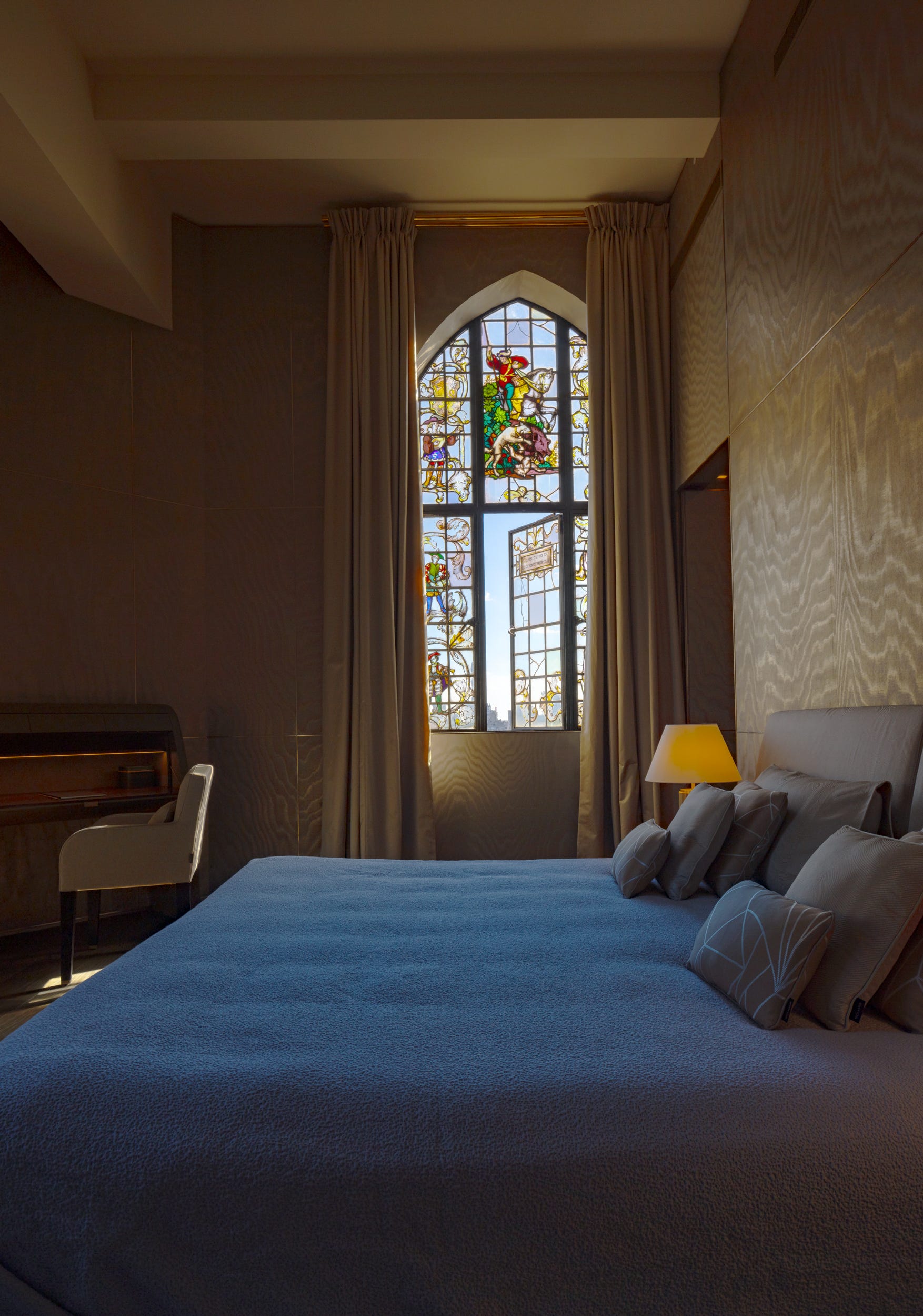 Phòng ngủ với tường màu phòng ngủ taupe sang trọng tạo cảm giác yên tĩnh và tinh tế