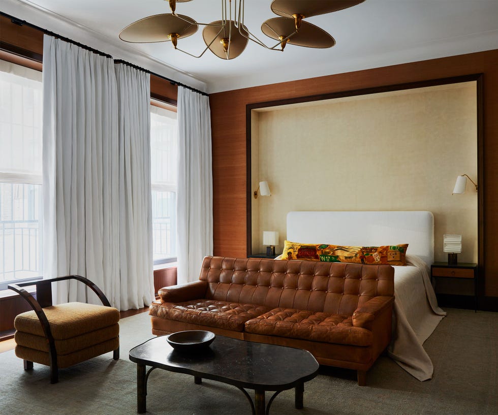 Thiết kế phòng ngủ phong cách nam tính với sofa da bọc đầu giường