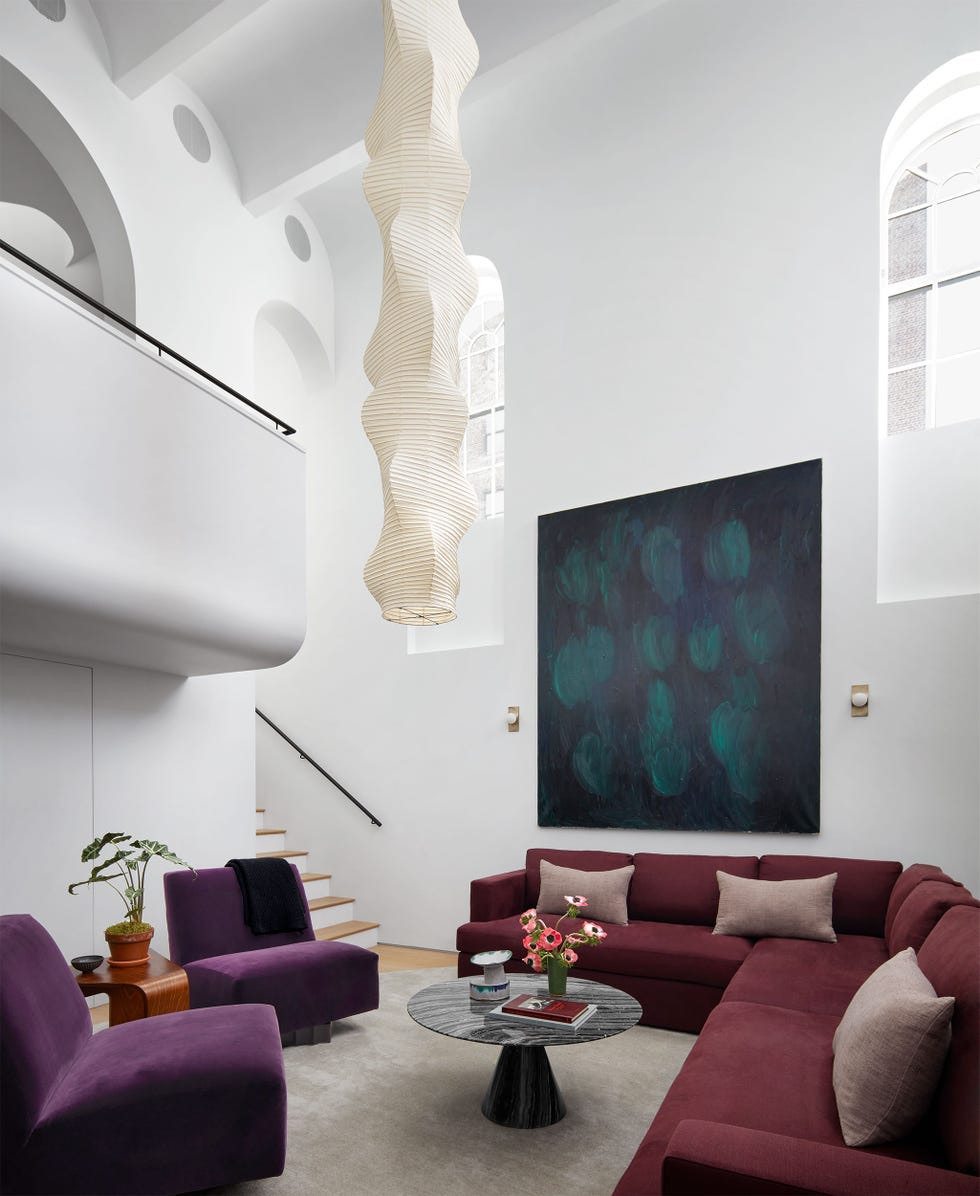 Trang trí nội thất phòng khách với đèn treo Isamu Noguchi độc đáo và bộ sofa màu mận
