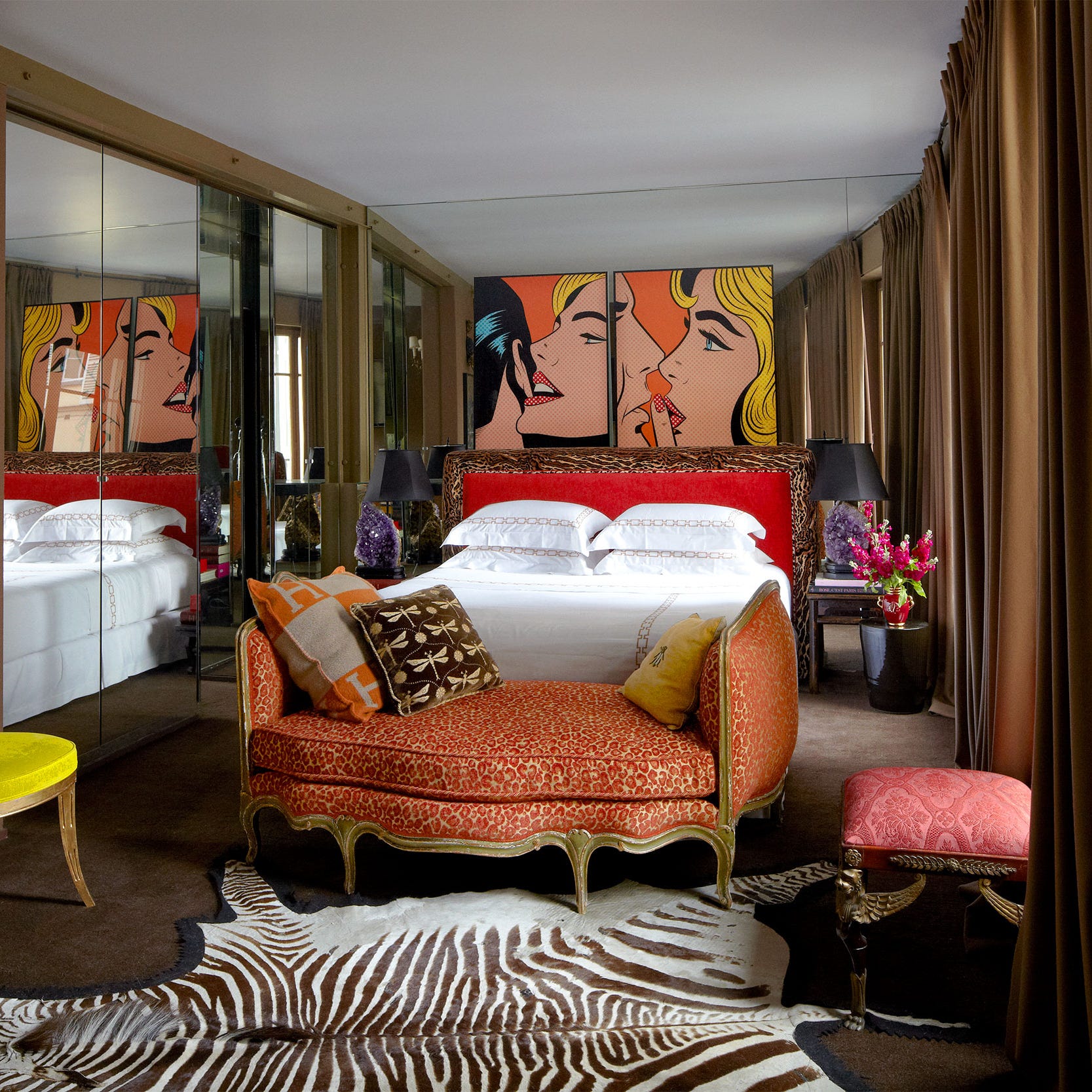 Thảm da bò trang trí giúp tăng phong thủy phòng ngủ, tạo không gian độc đáo và thoải mái