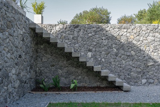 Tường đá tự nhiên xây dựng chắn đất tại khu vực đồi núi