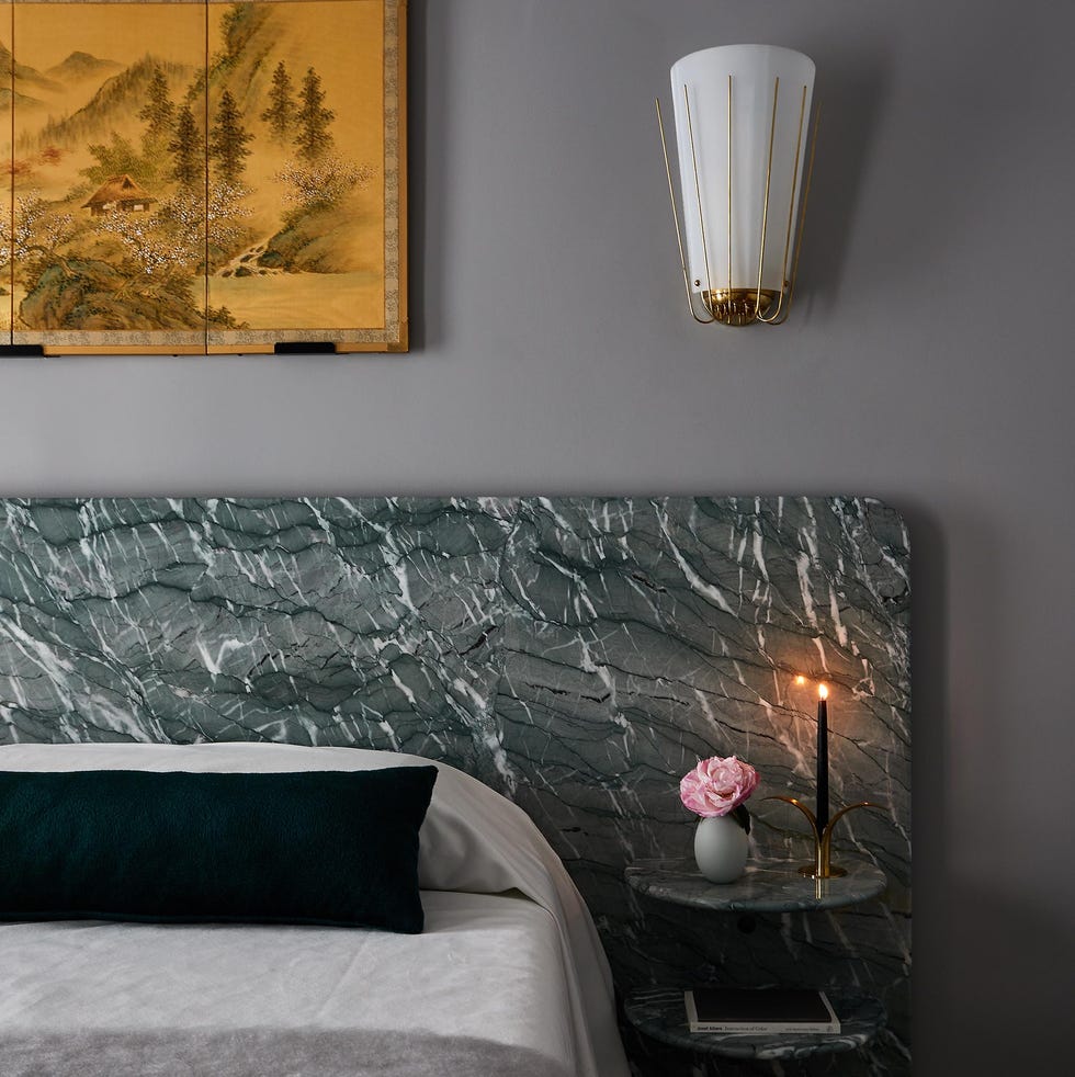 Thiết kế phòng ngủ với đầu giường đá cẩm thạch nổi bật
