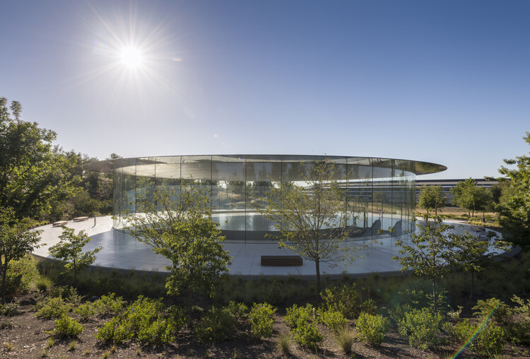 Mái vòm nhẹ và trong suốt được làm từ vật liệu composite trong thiết kế kiến trúc hiện đại