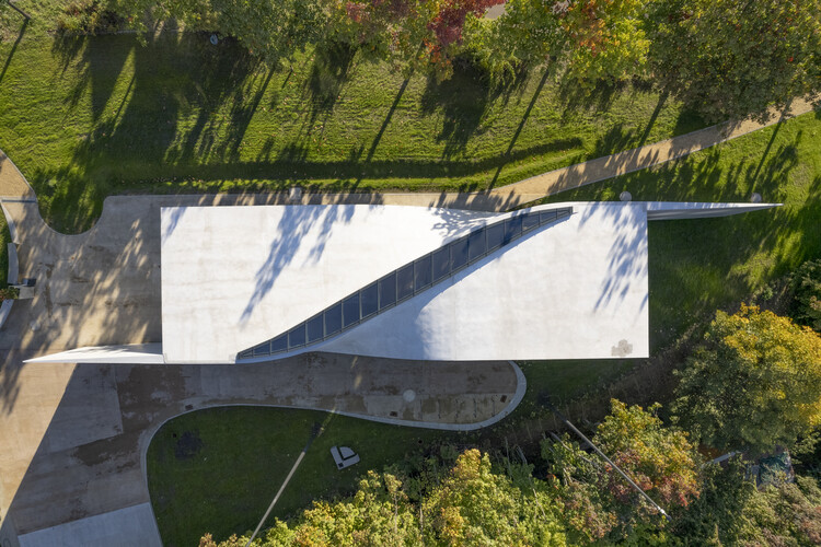 Cấu trúc sử dụng vật liệu composite nhẹ và bền trong kiến trúc hiện đại