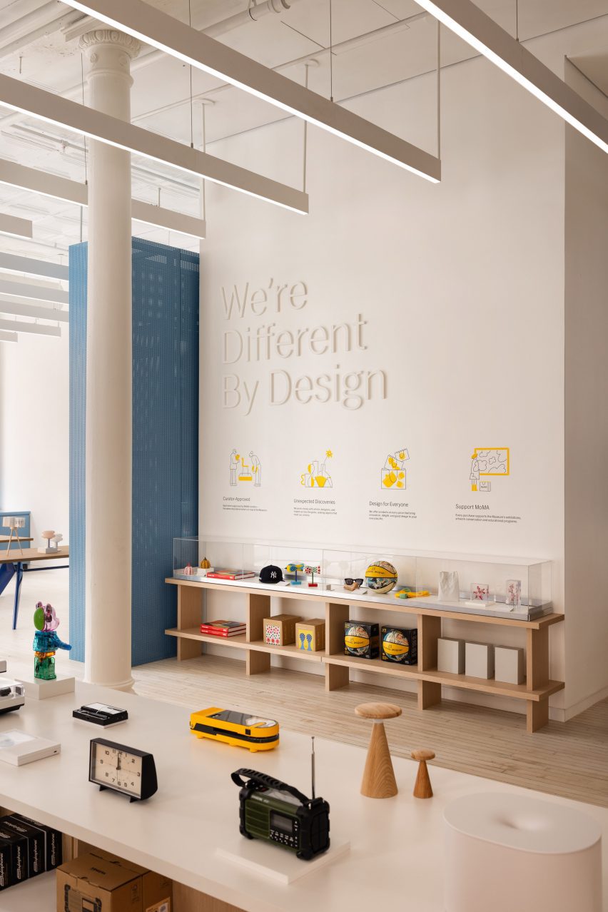 Thiết kế cửa hàng phụ kiện quà tặng hiện đại với không gian trưng bày sản phẩm đa dạng