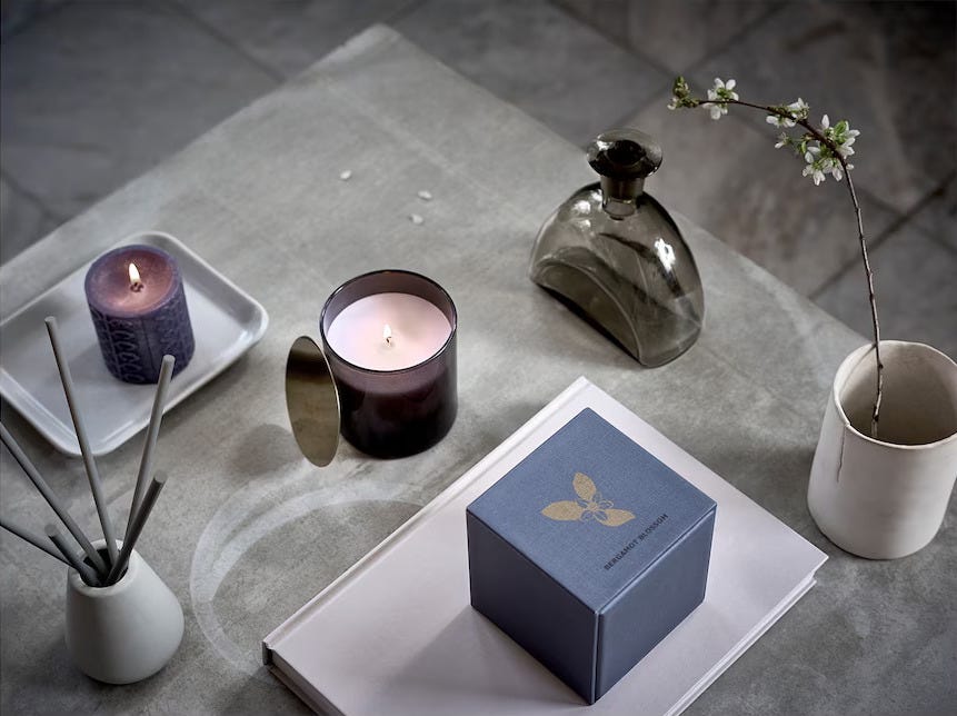 Không gian cải tạo phòng ngủ hiện đại với nội thất tối giản và ánh sáng tự nhiên