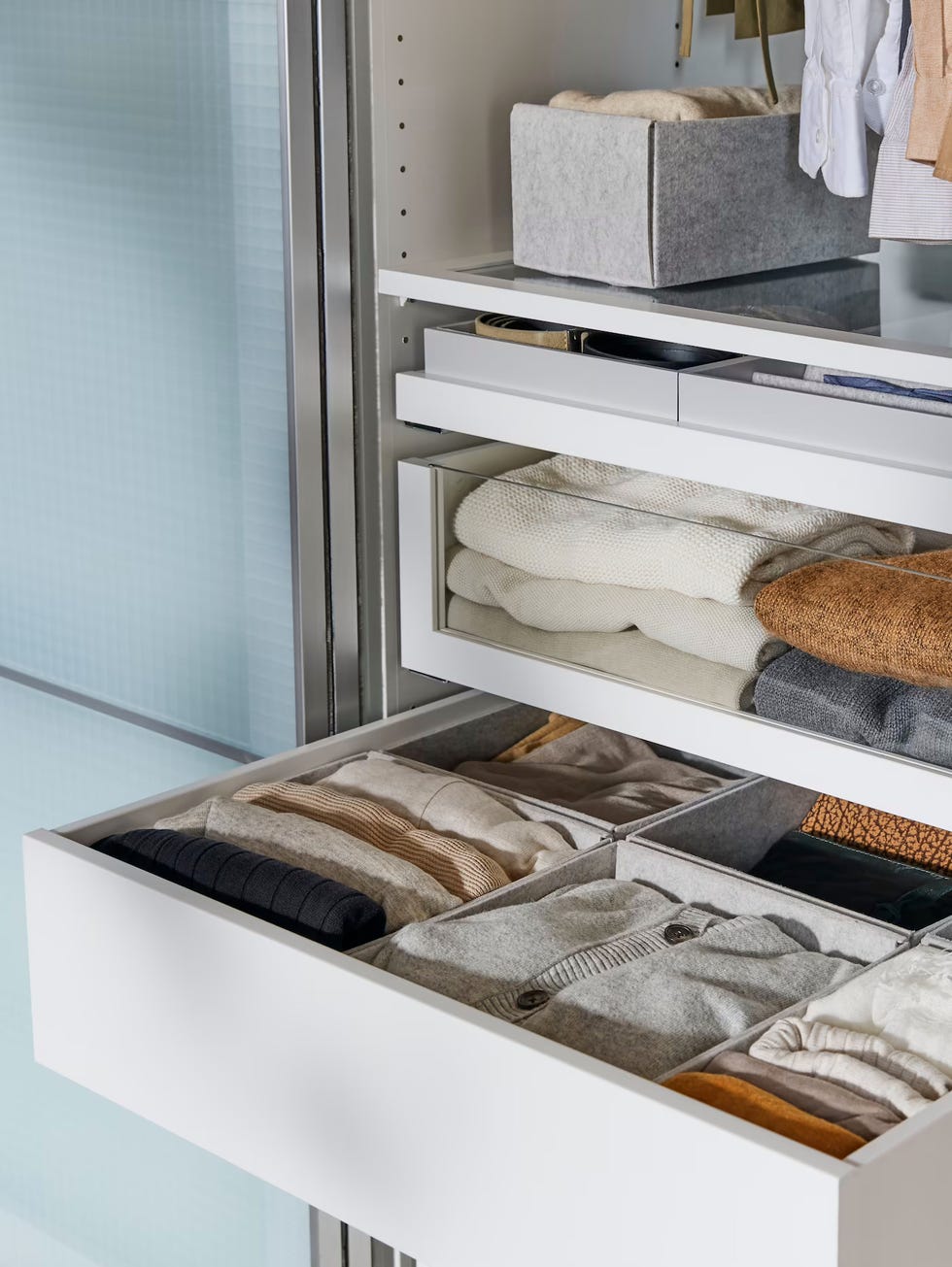 Phòng ngủ được cải tạo ngăn nắp với hệ thống lưu trữ quần áo gọn gàng