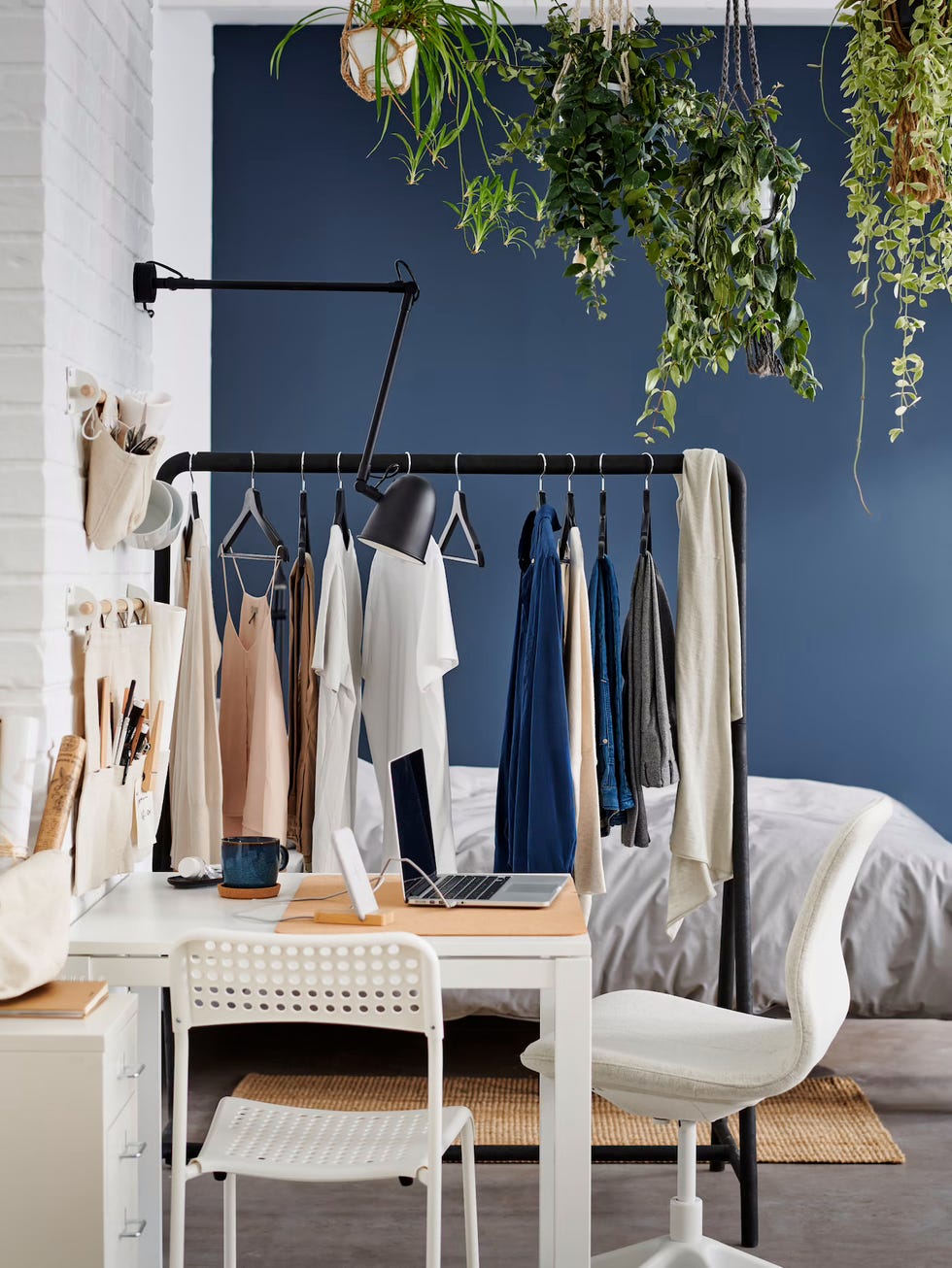 Cải tạo phòng ngủ với tủ áo và kệ treo quần áo tiện lợi