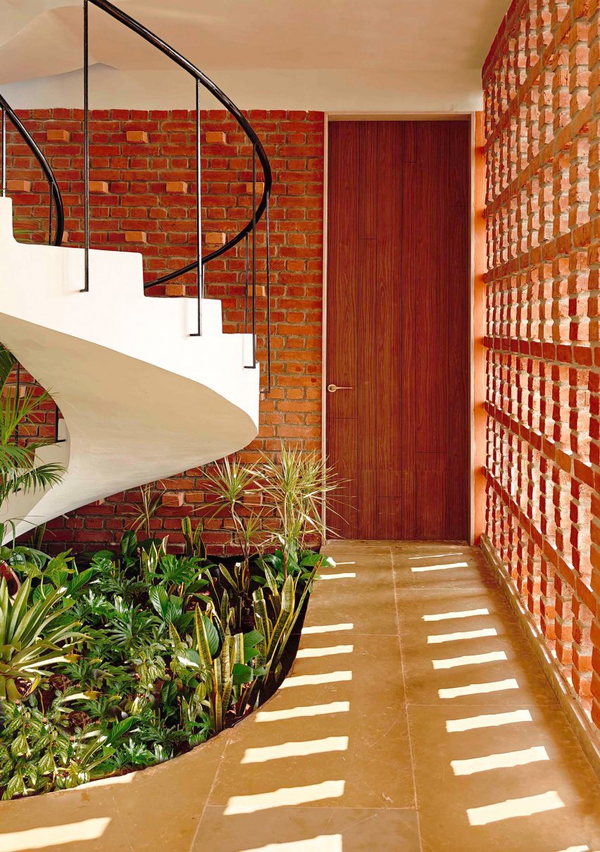 Mẫu biệt thự đẹp với không gian sống có cửa kính lớn nhìn ra cây xanh